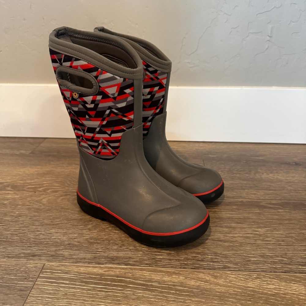 Kids Gray and Red Patterned Bog Snow Boots